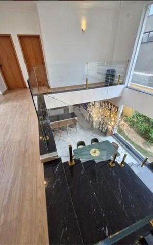 Casa à venda com 700m², 4 quartos e 4 vagasEscada