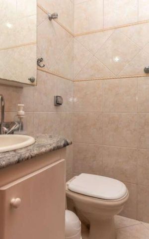 Casa à venda com 200m², 3 quartos e 3 vagas Casa à venda com 200m², 3 quartos e 3 vagasBanheiro