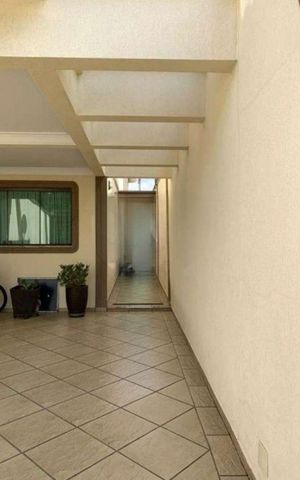 Casa à venda com 240m², 4 quartos e 4 vagas Casa à venda com 240m², 4 quartos e 4 vagasGaragem