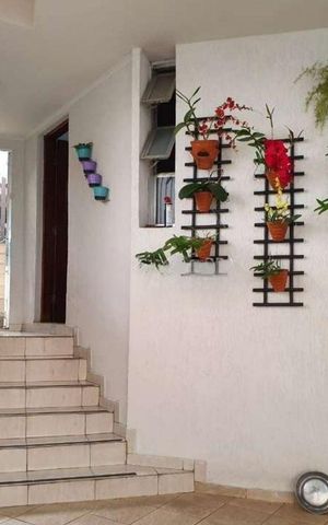 Casa à venda com 280m², 3 quartos e 2 vagas Casa à venda com 280m², 3 quartos e 2 vagasEscada