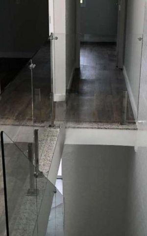 Casa à venda com 300m², 4 quartos e 2 vagas Casa à venda com 300m², 4 quartos e 2 vagasEscada