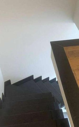 Casa à venda com 300m², 3 quartos e 2 vagas Casa à venda com 300m², 3 quartos e 2 vagasEscada