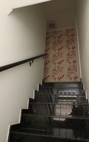 Casa à venda com 180m², 2 quartos e 2 vagasEscada