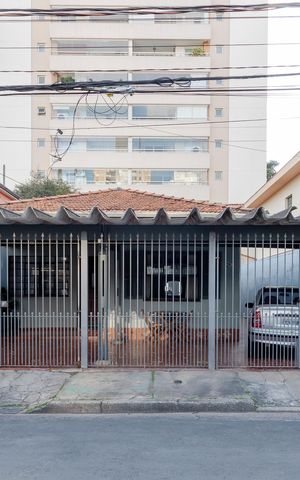 Casa à venda com 250m², 3 quartos e 3 vagas Casa à venda com 250m², 3 quartos e 3 vagasFachada
