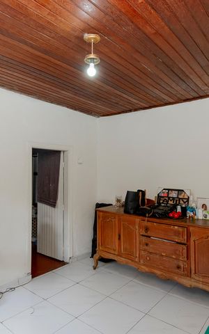Casa à venda com 250m², 3 quartos e 3 vagas Casa à venda com 250m², 3 quartos e 3 vagasEdícula