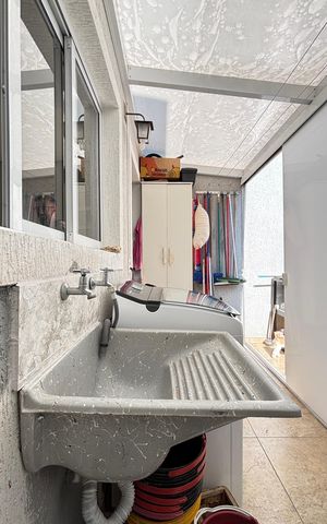 Casa à venda com 181m², 3 quartos e 4 vagas Casa à venda com 181m², 3 quartos e 4 vagasÁrea de Serviço