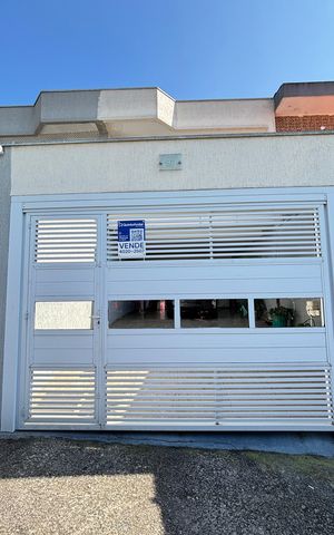 Casa à venda com 181m², 3 quartos e 4 vagas Casa à venda com 181m², 3 quartos e 4 vagasFachada