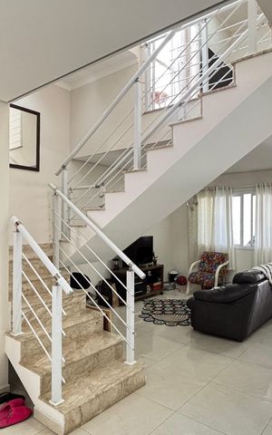 Casa à venda com 181m², 3 quartos e 4 vagas Casa à venda com 181m², 3 quartos e 4 vagasSala