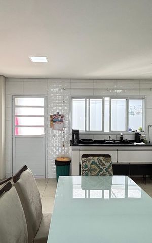 Casa à venda com 181m², 3 quartos e 4 vagas Casa à venda com 181m², 3 quartos e 4 vagasCozinha