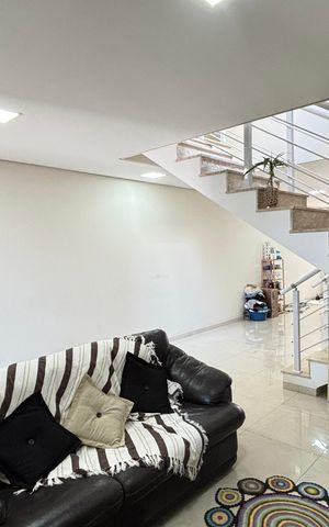 Casa à venda com 181m², 3 quartos e 4 vagas Casa à venda com 181m², 3 quartos e 4 vagasSala