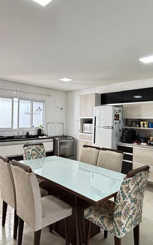 Casa à venda com 181m², 3 quartos e 4 vagas Casa à venda com 181m², 3 quartos e 4 vagasCozinha