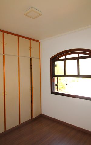 Casa à venda com 170m², 3 quartos e 3 vagasSuíte