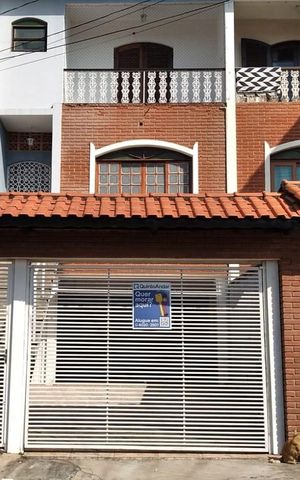 Casa à venda com 170m², 3 quartos e 3 vagas Casa à venda com 170m², 3 quartos e 3 vagasFachada