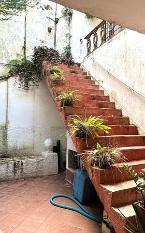 Casa à venda com 600m², 6 quartos e 2 vagas Casa à venda com 600m², 6 quartos e 2 vagasEscada