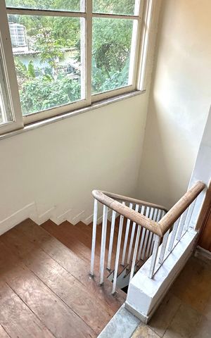 Casa à venda com 600m², 6 quartos e 2 vagas Casa à venda com 600m², 6 quartos e 2 vagasEscada