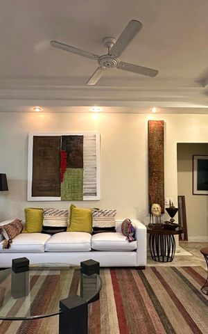 Casa à venda com 600m², 6 quartos e 2 vagas Casa à venda com 600m², 6 quartos e 2 vagasSala