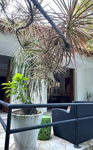 Casa à venda com 600m², 6 quartos e 2 vagas Casa à venda com 600m², 6 quartos e 2 vagasFachada