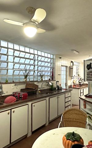 Casa à venda com 600m², 6 quartos e 2 vagas Casa à venda com 600m², 6 quartos e 2 vagasCozinha