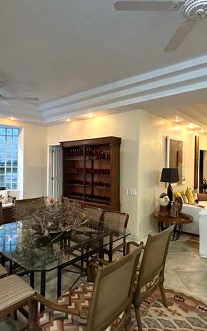 Casa à venda com 600m², 6 quartos e 2 vagas Casa à venda com 600m², 6 quartos e 2 vagasSala