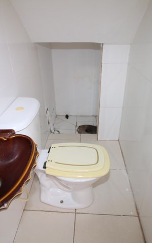 Casa à venda com 350m², 5 quartos e 2 vagasBanheiro da piscina