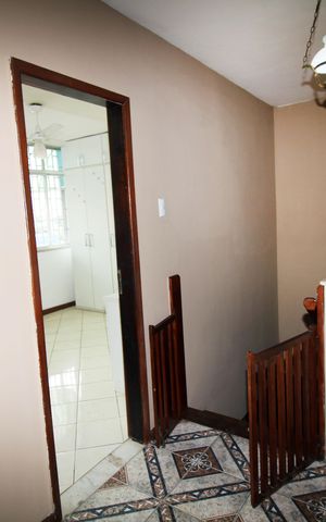 Casa à venda com 350m², 5 quartos e 2 vagasHall da escada 2º piso