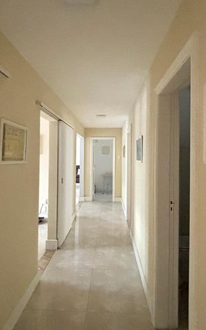 Apartamento à venda com 164m², 3 quartos e sem vaga Apartamento à venda com 164m², 3 quartos e sem vagaCorredor