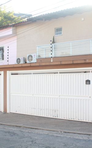 Casa à venda com 249m², 4 quartos e 4 vagasFachada