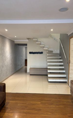 Casa à venda com 240m², 3 quartos e 3 vagas Casa à venda com 240m², 3 quartos e 3 vagasSala