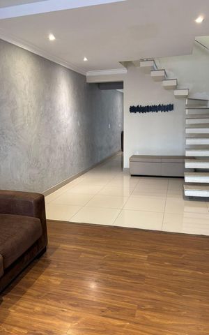 Casa à venda com 240m², 3 quartos e 3 vagas Casa à venda com 240m², 3 quartos e 3 vagasSala