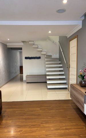 Casa à venda com 240m², 3 quartos e 3 vagas Casa à venda com 240m², 3 quartos e 3 vagasSala