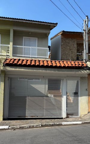 Casa à venda com 240m², 3 quartos e 3 vagas Casa à venda com 240m², 3 quartos e 3 vagasFachada