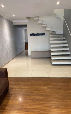 Casa à venda com 240m², 3 quartos e 3 vagas Casa à venda com 240m², 3 quartos e 3 vagasSala