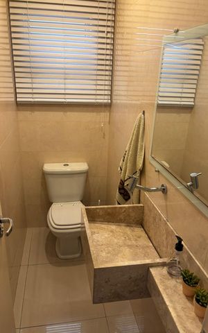 Casa à venda com 240m², 3 quartos e 3 vagas Casa à venda com 240m², 3 quartos e 3 vagasLavabo