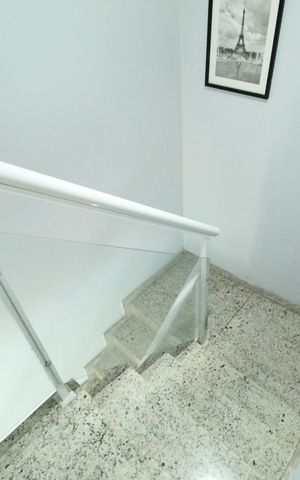 Casa de condomínio à venda com 140m², 4 quartos e sem vagaEscada