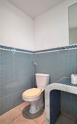 Casa à venda com 612m², 5 quartos e 4 vagasÁrea externa - Banheiro