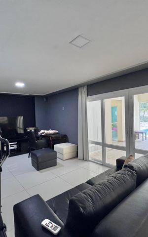 Casa à venda com 612m², 5 quartos e 4 vagasSala de TV