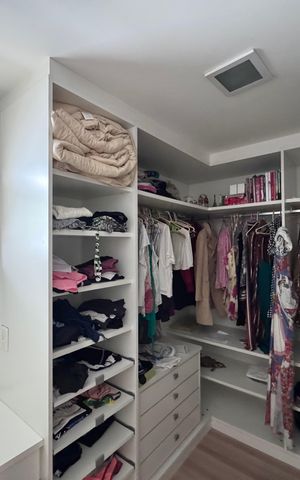 Casa à venda com 612m², 5 quartos e 4 vagasSuíte 4 - Closet
