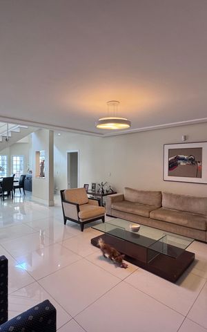 Casa à venda com 612m², 5 quartos e 4 vagasSala