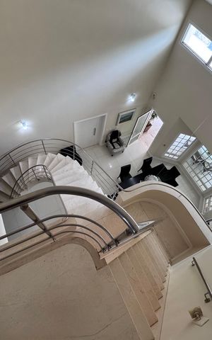 Casa à venda com 612m², 5 quartos e 4 vagasEscadas