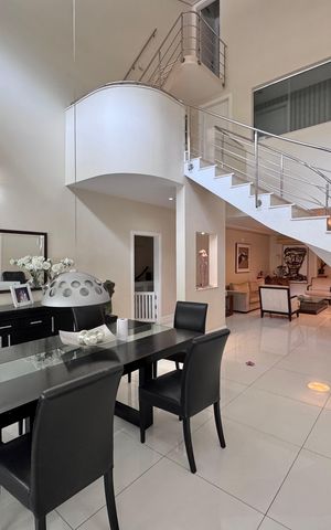 Casa à venda com 612m², 5 quartos e 4 vagasSala