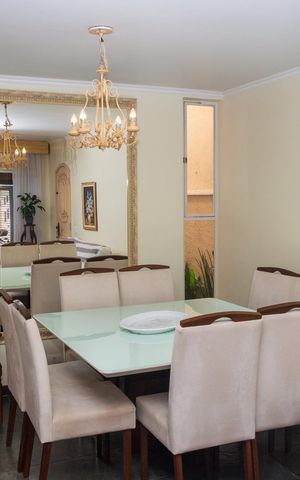 Casa à venda com 200m², 4 quartos e 2 vagas Casa à venda com 200m², 4 quartos e 2 vagasSala