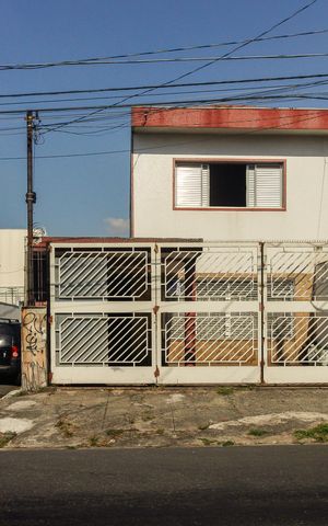 Casa à venda com 176m², 3 quartos e 3 vagas Casa à venda com 176m², 3 quartos e 3 vagasFachada