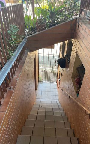 Casa à venda com 240m², 3 quartos e 4 vagas Casa à venda com 240m², 3 quartos e 4 vagasEscada