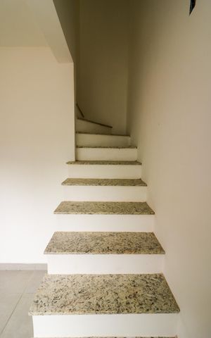 Casa de condomínio à venda com 70m², 2 quartos e 1 vaga Casa de condomínio à venda com 70m², 2 quartos e 1 vagaEscada