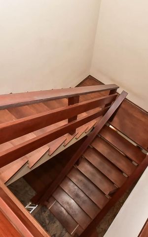 Casa à venda com 518m², 5 quartos e 4 vagasEscada