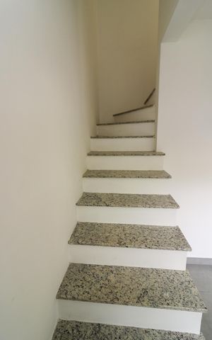 Casa de condomínio à venda com 70m², 2 quartos e 1 vaga Casa de condomínio à venda com 70m², 2 quartos e 1 vagaEscada