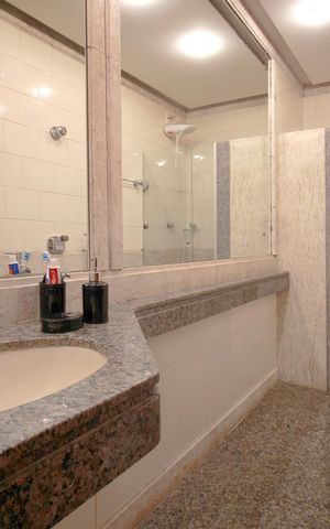 Apartamento à venda com 281m², 4 quartos e 3 vagasBanheiro da Suíte 1