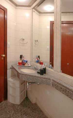 Apartamento à venda com 281m², 4 quartos e 3 vagasBanheiro da Suíte 1