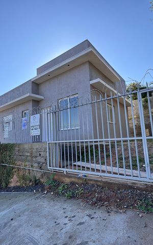Casa à venda com 71m², 3 quartos e 2 vagas Casa à venda com 71m², 3 quartos e 2 vagasFachada