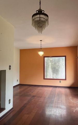 Casa à venda com 329m², 4 quartos e 6 vagasSala
